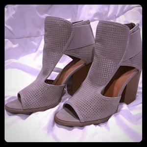 Qupid gray open toed booties